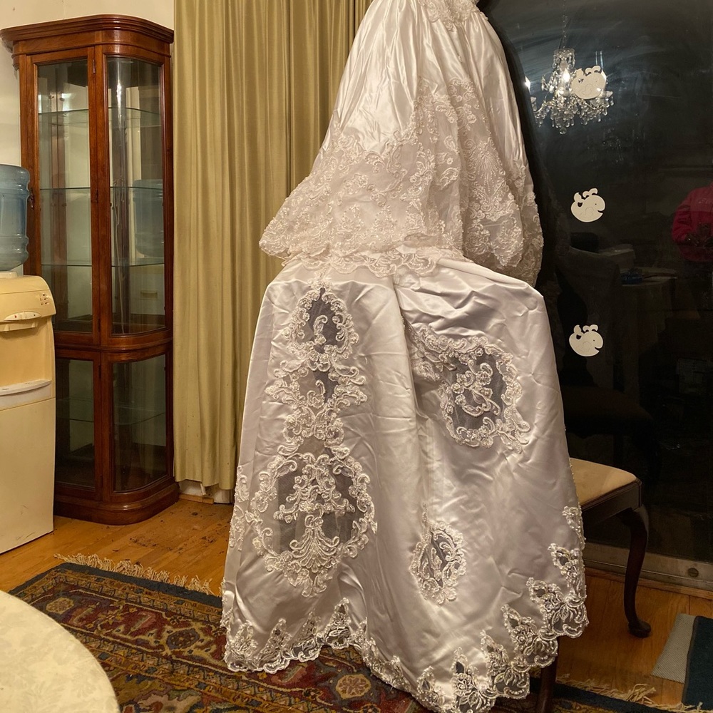 Pearl Embellished Gorgeous Wedding Gown & Veil - Picture 10 of 15